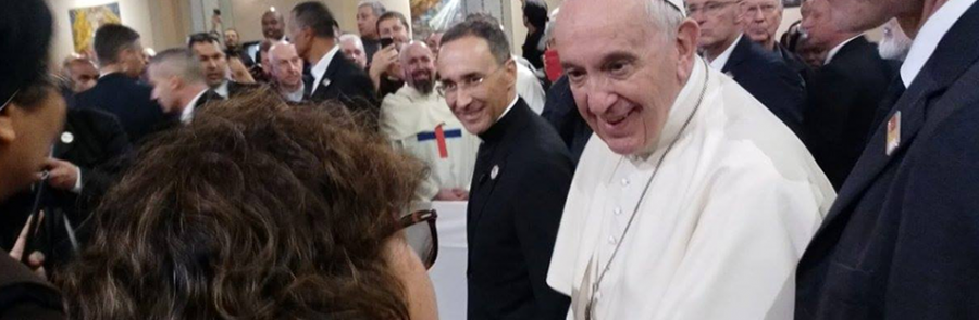 Montse Prats RSCJ con el Papa Francisco en su visita